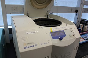 Refrigerated centrifuge 